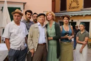 L-R: Stipe (Stefan Matousch), Vedran (Mike Galeli), Onkel Luka (Peter Matić), Ivo (Deniz Cooper), Tereza  (Fanny Stavnjanik), Agate (Julia Rosa Stöckl), Mario  (Konstantin Reichmuth).