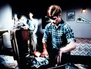 Traurig sehen Jim-Bob (David W. Harper, hinten l.) und Jason (Jon Walmsley, hinten r.) ihrem Bruder Ben (Eric Scott, r.) beim Packen zu. Dieser verlässt die Familie, um in der Stadt zu arbeiten ...