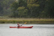 Francis Gray, Vorsitzender des Piscataway Conoy Tribe beim Kajakfahren im Potomac, Indian Head, Maryland