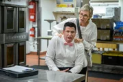 Ron Donald (Ken Marino, l.); Constance Carmell (Jane Lynch, r.)