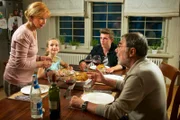 Familie Mertens beim ersten gemeinsamen Abendessen ohne Christoph (v.l.: Ursela Monn, Deborah Mary Schneidermann, Lennart Betzgen, Gunter Schoß).