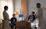 Leo Prinz (Dennis Svensson, 2.v.re.) spielt seine Schmerzen herunter, doch es stellt sich heraus, dass er ein Bauchaorten-Aneurysma hat, welches Dr. Maria Weber (Annett Renneberg, li.) und Dr. Roland Heilmann (Thomas Rühmann, re.) schnellstens operieren müssen. Leos Bruder Daniel (Mick Morris Mehnert, 2.v.li.) macht sich große Sorgen.