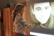 Lisa (Alexandra Neldel) kämpft mit den Tränen, als sie die Videoaufnahmen von David sieht.
