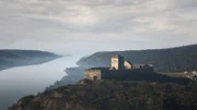 Hoch auf einem Felssporn gelegen, hielten Zeitgenossen Burg Hammerstein für lange Zeit als uneinnehmbar, da Angreifer nur über einen schmalen Zuweg unterhalb der Burgmauern zum Tor gelangen konnten.