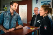 Der Profifußballer Dennis Diekmeier (Dennis Diekmeier, l.) sucht im PK Hilfe bei Franzi (Rhea Harder-Vennewald, r.) und Wolle (Harald Maack, M.): Ihm ist ein Diamantenring für seine Frau abhandengekommen.