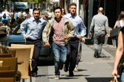 Jetzt ist Eile angesagt: Hui Ko (Aaron Le, M.) rennt mit zwei Beamten (Komparsen) zum Kiosk.