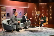 Oliver Welke (l.) und Bastian Pastewka (M.) unterhalten sich auf dem Sofa sitzend mit ihrem Überraschungsgast Klaas Heufer-Umlauf (r.) der die beiden in ihrer Show "Welke & Pastewka - Wiedersehen macht Freude!" besucht.