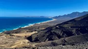 Der scheinbar unendliche Strand von Cofete. Abgeschieden gelegen hinter einem Bergmassiv im Süden der Insel Fuerteventura.