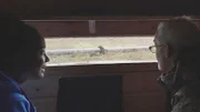 Aus dem Versteck beobachten Pia und Kari einen wilden Vielfraß.