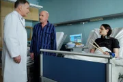 Dr. Roland Heilmann (Thomas Rühmann, links) ist außer sich. Seit Jannis Täuber (Johannes Franke, rechts) bei Knut Kullmann (Thomas Meinhardt, Mitte) die Hände aufgelegt und dieser schmerzfrei ist, verweigert Knut jede weitere Behandlung. Roland glaubt nicht an Wunder und fordert Jannis auf, das zu unterlassen.