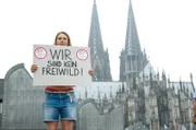 Die radikale Feministin Lisa (Liesa Kaltofen) protestiert mitten in Köln (im HG Kölner Dom) gegen Sexismus.