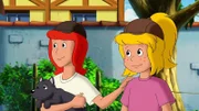 Bibi (r.) und Tina (l.) haben ihr Findelkind mit auf den Martinshof gebracht. Hier soll es erst einmal bleiben.