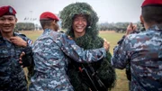 Chinesischer Soldat gemeinsam mit thailändischen Soldaten.