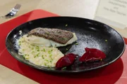Finalgericht: Skrei mit Blutwurstkruste, Graupenrisotto und Rote Beete Taschen nach einem Rezept von Nelson Müller von Kandidatin Isabella Farnleitner mit Zusatzzutat Orangenabrieb.