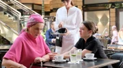 Charly (Michelle Barthel, re.) bittet ihre Mutter Gloria (Annette Paulmann, li.) um Hilfe.