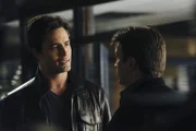Castle (Nathan Fillion, r.) ist überrascht als der gutaussehende Josh Davidson (Victor Webster, l.) Kate von der Arbeit abholt.