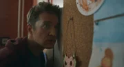 Marek (Markus "Maeckes" Winter) lauscht heimlich an der Tür.