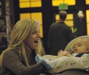 Dee (Kaitlin Olson) findet ein Baby im Müllcontainer und nimmt es kurzerhand mit nach Hause ...