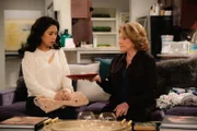 Eve (Liza Lapira, l.); Judy (Linda Lavin, r.)