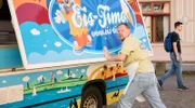 Timo Faiser (Oliver Bröcker, re.) hat die ohnmächtige Doris in den Eiswagens gepackt und schließt schnell die Tür.