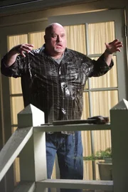 Die Suche nach Tante Edies Zeitkapsel verärgert nicht nur einen Nachbarn (Ron E. Dickinson) ... Die Suche nach Tante Edies Zeitkapsel verärgert nicht nur einen Nachbarn (Ron E. Dickinson) ...