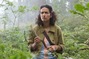Yasemin (Sanam Afrashteh) findet das Stück eines Hirschgeweihs. Gehörte es zu dem Tier, das ihr vor das Auto gelaufen ist?