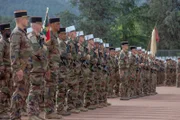 Antreten zum Morgenappell: Legionäre mit "Képi Blanc" und "Képi Noir", den "Markenzeichen" der Legion.