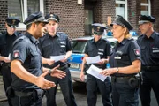 Tarik (Serhat Cokgezen, 2.v.l.), Claudia (Janette Rauch, 2.v.r.) und ihre Kollegen (Komparsen) suchen nach dem verschwundenen Säugling.