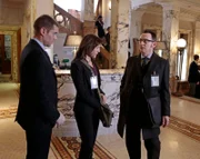 v.li. Shayn (Brian J. Smith), Abby Monroe (Jessica Collins) und Harold Finch (Michael Emerson)