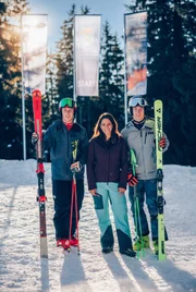 Lisa Gadenstätter trifft auf der Streif auf die beiden Vorläufer, Nicolas Hofer (l.) und Hannes Endstrasser, die die Rennstrecke noch vor den Profis befahren.