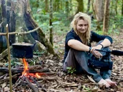 Beim allabendlichen Lagerfeuer wird nicht nur gekocht, sondern durchnässte Kleidung und die aufgeweichten Füße werden getrocknet.
