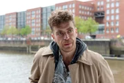 Nils Sanchez (Enrique Fiß) fordert eine Erklärung von seiner Kollegin Harry Möller.