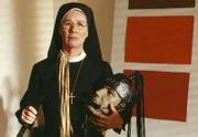 Schwester Felicitas (Karin Gregorek) ist fassunglos über ihre Fundstücke in der Domina-Wohnung.