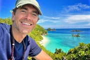 Durch die Wildnis mit Simon Reeve Im Korallendreieck Simon Reeve in den Gewässern des Korallendreiecks.