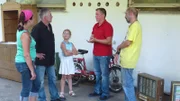 Beim Verkauf der Steuergeräte, von links: Eva-Maria, ein Händler mit seiner Tochter, Trödelexperte Otto Schulte und Hans Peter.