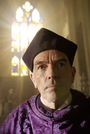 Stellt sich gegen König Henry VIII., wegen dessen Annullierung der Ehe von Katharina: Bishop Fisher (Bosco Hogan) ...