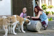 Paulina spielt mit den Welpen. Jessie kommt dazu.