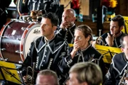 Blankes Entsetzen: Peter Wiese (Tim Bergmann, l.) und Constance Wiese (Katharina Lorenz, r.) erfahren während der Orchesterprobe vom Katja Hartmanns Tod.