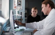 Jan Winkler (Jakob Schmidt, re.) hat Lähmungserscheinungen in den Beinen. Dr. Martin Stein (Bernhard Bettermann, li.) hat die Ursache gefunden. Der junge Mann hat im Lendenwirbelbereich einen kleinen Tumor an der Wirbelsäule.