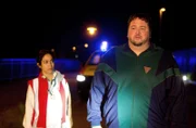 Nina (Sabrina Amali, l.) zeigt Jörg Strache (Daniel Zillmann, r.) den Toten. Er bricht in Tränen aus.