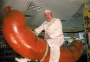 "Der-auf-der-Wurst-reitet": So stellt sich Bernie (Georg Alfred Wittner) in seinen künsten Träumen vor.