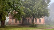 Schönheit am Dorfrand von Sültenhof: Das Gutshaus steht seit 50 Jahren leer. Das Dach ist teilweise eingestürzt. Aber Fassade noch ganz passabel!