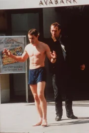 "Kommissar Rex", "Rache." Nach fünf Jahren Gefängnis wird Peter Rogner aus der Haft entlassen. Er ist nur von einem einzigen Gedanken getrieben: Rache zu nehmen an Kommissar Brandtner, dem er seinen Gefängnisaufenthalt zu verdanken hat. Rogner entführt Rex und will den Hund töten. Doch Rex kann sich in letzter Sekunde befreien. Unterdessen sucht Brandtner nach Rex und gerät dabei in eine lebensgefährliche Lage. Im Bild (v.li.): Gedeon Burkhard (Alexander Brandtner), Jochen Nickel (Peter Rogner).