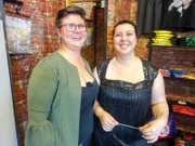 Kandidatin Sara (r.) mit Shoppingbegleitung Carina.