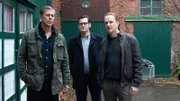 Finn (Sven Martinek, l.) und Lars (Ingo Naujoks, M.) verabschieden sich von Striesow (Christoph Jacobi, r.).
