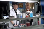 Navy Lieutenant Commander Patrick Casey wird erschossen im Wald aufgefunden. Er wurde mit einem seltenen Gewehrtyp umgebracht. Gibbs (Mark Harmon, r.), Abby (Pauley Perrette, l.) und das restliche Team beginnen sofort mit den Ermittlungen ...