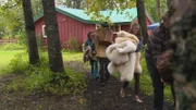 Nichts ist unmöglich! Extrawünsche sind bei ihren Aufträgen keine Seltenheit, aber in dieser Folge übertreffen sich die Baumhaus-Profis selbst. Denn Pete Nelson und seine Crew zimmern der Kundschaft ein gemütliches Freizeitdomizil mit Sauna in die Baumkrone. Colby und Caitlin betreiben in Alaska eine Kletterschule, deshalb wünscht sich das Paar einen Ort zum Entspannen, an dem man nach einer anstrengenden Bergtour die Seele baumeln lassen kann. Da käme den Outdoor-Freaks ein heißer Aufguss gerade recht. Die Wellness-Oase wird an Birkenstämmen verankert.