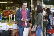 Josh Greenberg (Jay Baruchel, l.); Lucy (Katie Findlay, r.)