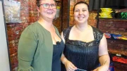 Kandidatin Sara (r.) mit Shoppingbegleitung Carina