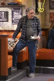 Arthur (Judd Hirsch) weiß nicht, was er machen soll, nachdem ein Kunstwerk von Franco an der Wand des Donut Ladens für Unstimmigkeiten mit den Nachbarn sorgt ...